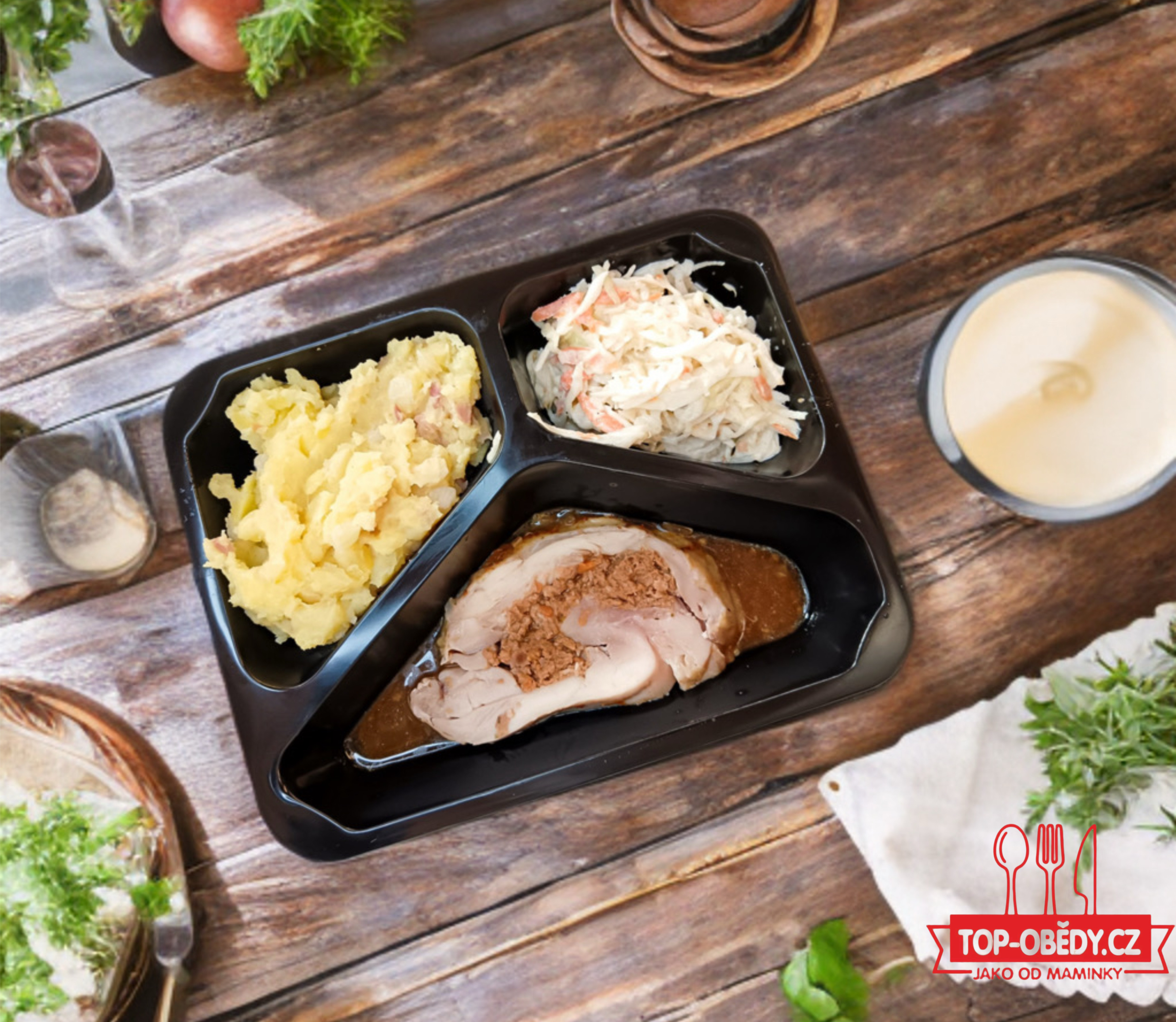 BBQ vepřová roláda, šťouchané brambory, coleslaw, 350g celá porce/ 100g maso, 120,- Kč