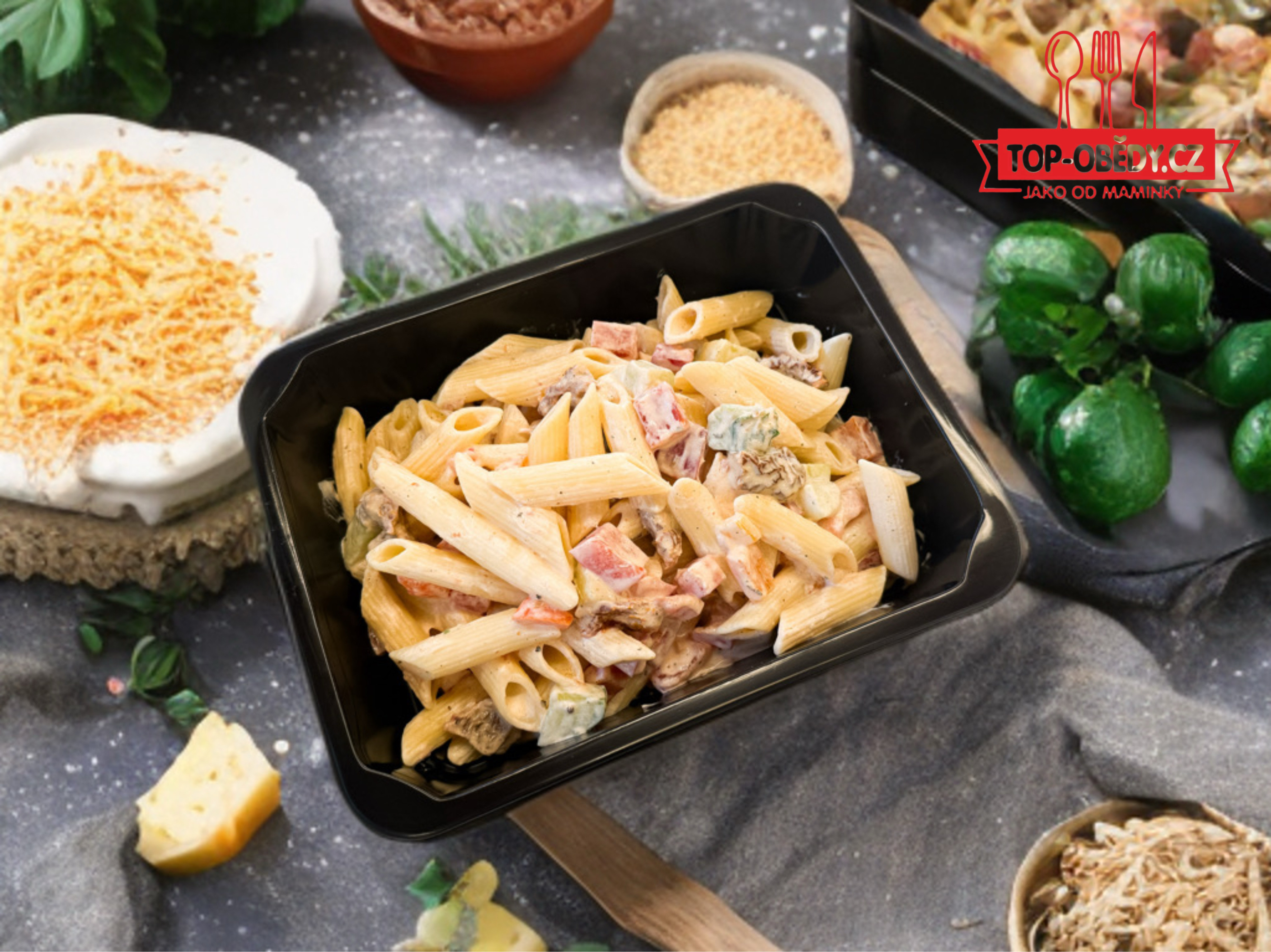 Těstovinový salát se sušenými rajčaty a kuřecím masem (fitness), 350g celá porce, 120,- Kč